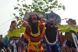 Penari Barongan beratraksi saat kirab budaya di kawasan Tanggulangin, Sidoarjo, Jawa Timur, Selasa (11/9). Kirab budaya tersebut bertujuan untuk mempromosikan wisata budaya sekaligus memperingati tahun baru Hijriyah 1 Muharram. Antara Jatim/Umarul Faruq/mas/18.