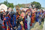 Penari Barongan beratraksi saat kirab budaya di kawasan Tanggulangin, Sidoarjo, Jawa Timur, Selasa (11/9). Kirab budaya tersebut bertujuan untuk mempromosikan wisata budaya sekaligus memperingati tahun baru Hijriyah 1 Muharram. Antara Jatim/Umarul Faruq/mas/18.