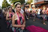 Peserta mengikuti kirab pusaka, lintas sejarah dan pesona wisata di Ponorogo, Jawa Timur, Senin (10/9). Kirab dalam rangka memeriahkan Hari Jadi ke-522 Kabupaten Ponorogo dan Grebeg Suro menyambut datangnya tahun baru penanggalan Jawa 1 Suro sekaligus tahun baru Hijriah 1 Muharram tersebut diikuti ribuan perserta. Antara Jatim/Siswowidodo/mas/18.