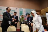 Wali Kota Surabaya Tri Rismaharini (kanan) bersama  Vice President of the Chinese People's Association for Friendship with Foreign Countries  Song Jingwu (kiri) bersiap-siap memberikan materi di salah satu pertemuan pada Kongres ke-7 United Cities and Local Governments Asia-Pacific (UCLG-ASPAC) 2018 di Surabaya, Jawa Timur, Rabu (12/9). Pertemuan pemerintah daerah dan pemerintah kota dari negara se-Asia Pasifik tersebut akan berlangsung selama empat hari, dimulai pada tanggal 12-15 September 2018. Antara Jatim/Zabur Karuru/18