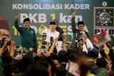     Calon Wakil Presiden nomor urut 01 Ma'ruf Amin (tengah) didampingi Ketua umum Partai Kebangkitan Bangsa (PKB) Muhaimin Iskandar (kanan) dan Ketua DPW PKB Jawa Timur Abdul Halim Iskandar (kiri) menyampaikan sambutan pada acara Konsolidasi Kader PKB di Surabaya, Jawa Timur, Sabtu (29/9/2018). Muhaimin Iskandar menargetkan kemenangan pasangan Calon Presiden Joko Widodo dan Calon Wakil Presiden Ma'ruf Amin dengan kemenangan 70 persen pada pemilihan Presiden mendatang. ANTARA FOTO/M Risyal Hidayat/wsj.