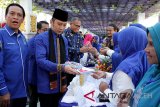 Ketua Fraksi Partai Demokrat DPR RI, Edhie Baskoro Yudhoyono (kedua kiri) didampingi Ketua DPD Partai Demokrat Aceh, Nova Iriansyah (ketiga kiri) menerima kue ulang tahun ke 17 dari pelaku Usaha Mikro Kecil dan Menengah (UMKM) saat meninjau kegiatan bazar di Banda Aceh, Kamis (20/9). Kunjungan Edhie Baskoro Yudhoyono bersama rombongan di Aceh itu merupakan rangkaian dari kegiatan HUT ke-17 Partai Demokrat yang diisi dengan kegiatan silaturrahmi dengan kader dan pengurus partai serta pengukuhan Usaha Mikro Kecil dan Menengah (UMKM) binaan Partai Demokrat. (Antara Aceh/Ampelsa/18)