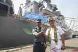 Komandan Pangkalan Utama TNI Angkatan Laut (Danlantamal) III Jakarta Laksamana Pertama TNI Denih Hendrata (kiri) melakukan salam komando dengan Komandan Escort Flotilla 4 Jepang Laksamana Muda Tatsuya Fukuda (kanan) pada upacara penyambutan kapal perang Jepang di Pelabuhan Tanjung Priok, Jakarta, Selasa (18/9/2018 ). Tiga unit kapal perang milik Angkatan Laut Jepang, JS Kaga, JS Inazuma dan JS Suzutsuki singgah di perairan teluk Jakarta untuk mengikuti latihan bersama sejumlah angkatan laut dari beberapa negara Asia-Pasifik guna meningkatkan kapasitas strategis pasukan serta meningkatkan kerja sama antarnegara. ANTARA FOTO/Dhemas Reviyanto/ama