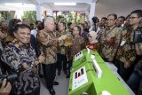 Menteri Perdagangan Eggartiasto Lukita (kedua kiri) bersama Direktur Utama PT Pindad (Persero) Abraham Mose (kiri) mencoba mesin anjungan minyak goreng saat melakukan kunjungan kerja di PT Pindad, Bandung, Jawa Barat, Sabtu (15/9). Dalam kunjungan kerja tersebut, Menteri Perdagangan meresmikan mesin anjungan minyak goreng higienis otomatis hasil karya dalam negeri yang di produksi atas kerjasama PT Pindad dan PT Rekayasa Industri. ANTARA JABAR/Raisan Al Farisi/agr/18.