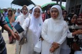 Ketua Umum Pimpinan Pusat (PP) Muslimat NUÂ sekaligus Gubernur Jatim terpilih Khofifah Indar Parawansa (kanan) saat bersilaturrahmi di Ponpes Sabilul Ihsan, Pamekasan, Jawa Timur, Rabu (19/9). Khofifah melakukan kunjungan ke kabupaten itu guna menjalin silaturrahmi dengan Muslimat NU setempat pasca Pilgub Jatim yang dimenangkan dirinya. Antara Jatim/Saiful Bahri/zk/18