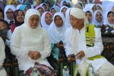 Gubernur Jatim terpilih Khofifah Indar Parawansa (kiri) berbincang dengan Pengasuh Pesantren Ponpes Sabilul Ihsan KH. Hamid Manan (kanan), Pamekasan, Jawa Timur, Rabu (19/9). Khofifah melakukan kunjungan ke kabupaten itu guna menjalin silaturrahmi dengan Muslimat NU setempat pasca Pilgub Jatim yang dimenangkan dirinya. Antara Jatim/Saiful Bahri/zk/18