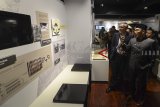 Gubernur Jawa Barat Ridwan Kamil (kanan) bersama Duta Besar Inggris untuk Indonesia Moazzam Malik (kedua kanan) mengunjungi museum Gedung Sate seusai pertemuan tertutup di Bandung, Jawa Barat, Kamis (27/9). Dalam pertemuan tersebut, Ridwan Kamil dan Moazzam Malik membahas berbagai kerjasama diantaranya pengajaran bahasa Inggris untuk ulama, pembangunan infrastruktur dan pariwisata. ANTARA JABAR/Raisan Al Farisi/agr/18