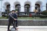 Gubernur Jawa Barat Ridwan Kamil (kiri) bersama Duta Besar Inggris untuk Indonesia Moazzam Malik (kanan) mengunjungi museum Gedung Sate seusai pertemuan tertutup di Bandung, Jawa Barat, Kamis (27/9). Dalam pertemuan tersebut, Ridwan Kamil dan Moazzam Malik membahas berbagai kerjasama diantaranya pengajaran bahasa Inggris untuk ulama, pembangunan infrastruktur dan pariwisata. ANTARA JABAR/Raisan Al Farisi/agr/18