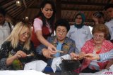 Presiden International Council of Women (ICW) Kim Jung Sook (tengah) didampingi Ketua Umum Kongres Wanita Indonesia (Kowani) Giwo Rubianto Wiyogo (kedua kiri) membatik di lingkungan Balkondes PLN Ngadiharjo, Borobudur, Jawa Tengah, Rabu (19/9/2018). Dalam kunjungannya ke wilayah Borobudur, Kim bersama ratusan anggota delegasi ICW dari berbagai negara mengaku sangat terkesan dengan seni budaya, nuansa pedesaan dan keramahtamahan penduduknya. ANTARA FOTO/Anis Efizudin/foc.