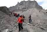 Warga membawa sesaji yang akan dilarung ke kawah gunung Kelud di Desa Sugihwaras, Kediri, Jawa Timur, Minggu (16/9). Ritual larung sesaji yang dilaksanakan setahun sekali pada bulan Suro (penanggalan Jawa) itu sebagai simbolisasi perwujutan rasa syukur keberadaan Gunung Kelud yang memberikan kesuburan dan kemakmuran bagi masyarakat sekitar. Antara Jatim/Prasetia Fauzani/zk/18