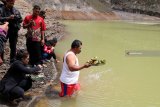Warga melarung sesaji di danau kawah gunung Kelud di Desa Sugihwaras, Kediri, Jawa Timur, Minggu (16/9). Ritual larung sesaji yang dilaksanakan setahun sekali pada bulan Suro (penanggalan Jawa) itu sebagai simbolisasi perwujutan rasa syukur keberadaan Gunung Kelud yang memberikan kesuburan dan kemakmuran bagi masyarakat sekitar. Antara JatimPrasetia Fauzani/zk/18
