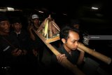 Warga membawa hasil bumi sebagai ritual Larung Sesaji sungai Brantas di Desa Bangsongan, Kediri, Jawa Timur, Selasa (25/9). Upacara adat yang diselenggarakan pada bulan Suro (penanggalan Jawa) tersebut diselenggarakan sebagai tolak bala sekaligus wujud rasa syukur kepada Tuhan yang maha Esa atas rejeki yang berlimpah. Antara Jatim/Prasetia Fauzani/mas/18.