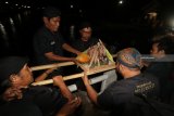 Warga melakukan ritual Larung Sesaji di sungai Brantas Desa Bangsongan, Kediri, Jawa Timur, Selasa (25/9). Upacara adat yang diselenggarakan pada bulan Suro (penanggalan Jawa) tersebut diselenggarakan sebagai tolak bala sekaligus wujud rasa syukur kepada Tuhan yang maha Esa atas rejeki yang berlimpah. Antara Jatim/Prasetia Fauzani/mas/18.