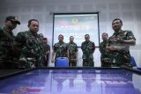 Kepala Staf TNI AL Laksamana TNI Siwi Sukma Adji (kanan) meninjau posko pada pembukaan Latihan Armada Jaya XXXVI-2018 di Pusat Latihan Elektronika dan Pengendalian Senjata (Puslatlekdalsen) Komando Pembinaan Doktrin, Pendidikan dan Latihan TNI AL (Kodiklatal) Bumimoro Surabaya, Jawa Timur, Senin (17/9). Latihan Armada Jaya XXXVI-2018 bertujuan untuk meningkatkan kemampuan profesionalisme unsur pimpinan dan staf komando tugas gabungan dalam penggunaan sistem elektronik Proses Pengambilan Keputusan Militer (e-PPKM) pada operasi gabungan TNI. Antara Jatim/M Risyal Hidayat/zk/18