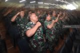 Sejumlah personel TNI AL meneriakkan yel-yel disela-sela pembukaan Latihan Armada Jaya XXXVI-2018 di Pusat Latihan Elektronika dan Pengendalian Senjata (Puslatlekdalsen) Komando Pembinaan Doktrin, Pendidikan dan Latihan TNI AL (Kodiklatal) Bumimoro Surabaya, Jawa Timur, Senin (17/9). Latihan Armada Jaya XXXVI-2018 bertujuan untuk meningkatkan kemampuan profesionalisme unsur pimpinan dan staf komando tugas gabungan dalam penggunaan sistem elektronik Proses Pengambilan Keputusan Militer (e-PPKM) pada operasi gabungan TNI. Antara Jatim/M Risyal Hidayat/18