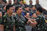 Kepala Staf TNI AL Laksamana TNI Siwi Sukma Adji (kanan) menyematkan tanda latihan pada peserta disela-sela pembukaan Latihan Armada Jaya XXXVI-2018 di Pusat Latihan Elektronika dan Pengendalian Senjata (Puslatlekdalsen) Komando Pembinaan Doktrin, Pendidikan dan Latihan TNI AL (Kodiklatal) Bumimoro Surabaya, Jawa Timur, Senin (17/9). Latihan Armada Jaya XXXVI-2018 bertujuan untuk meningkatkan kemampuan profesionalisme unsur pimpinan dan staf komando tugas gabungan dalam penggunaan sistem elektronik Proses Pengambilan Keputusan Militer (e-PPKM) pada operasi gabungan TNI. Antara Jatim/M Risyal Hidayat/18