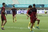 Sejumlah pesepakbola Tim Nasional China U-19 berlatih di Stadion Pakansari, Bogor, Jawa Barat, Kamis (20/9). Latihan tersebut merupakan persiapan pada laga perdana PSSI Anniversary U-19 Tournament 2018 antara Timnas China U-19 dengan Timnas Thailand U-19 pada Jumat (21/9) mendatang. ANTARA JABAR/Yulius Satria Wijaya/agr/18.
