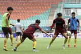 Sejumlah pesepakbola Tim Nasional China U-19 berlatih di Stadion Pakansari, Bogor, Jawa Barat, Kamis (20/9). Latihan tersebut merupakan persiapan pada laga perdana PSSI Anniversary U-19 Tournament 2018 antara Timnas China U-19 dengan Timnas Thailand U-19 pada Jumat (21/9) mendatang. ANTARA JABAR/Yulius Satria Wijaya/agr/18.
