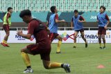 Sejumlah pesepakbola Tim Nasional China U-19 berlatih di Stadion Pakansari, Bogor, Jawa Barat, Kamis (20/9). Latihan tersebut merupakan persiapan pada laga perdana PSSI Anniversary U-19 Tournament 2018 antara Timnas China U-19 dengan Timnas Thailand U-19 pada Jumat (21/9) mendatang. ANTARA JABAR/Yulius Satria Wijaya/agr/18.
