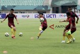 Sejumlah pesepakbola Tim Nasional China U-19 berlatih di Stadion Pakansari, Bogor, Jawa Barat, Kamis (20/9). Latihan tersebut merupakan persiapan pada laga perdana PSSI Anniversary U-19 Tournament 2018 antara Timnas China U-19 dengan Timnas Thailand U-19 pada Jumat (21/9) mendatang. ANTARA JABAR/Yulius Satria Wijaya/agr/18.
