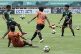 Sejumlah pesepak bola Tim Nasional Thailand U-19 melakukan latihan di Stadion Pakansari, Bogor, Jawa Barat, Kamis (20/9). Latihan tersebut merupakan persiapan untuk laga perdana PSSI Anniversary U-19 Tournament 2018 antara Timnas China vs Timnas Thailand pada Jumat (21/9) mendatang. ANTARA JABAR/Yulius Satria Wijaya/agr/18.
