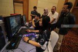 Operation Senior Manager Consumer Marketing PT Telkom Regional V Hendro Setyo Budi (kedua kanan) bersama Head Project IndiHome Storage Telkomsigma Bambang H Purnomo (kanan) menyaksikan para gamer bermain saat peluncuran layanan IndiHome Gamer di Surabaya, Jawa Timur, Sabtu (22/9). PT Telkom menghadirkan IndiHome Gamer bagi pelanggan yang memiliki hobi bermain game online melalui PC dengan keuntungan diantaranya akses jaringan lebih cepat, ekslusif item, pengalaman ganda serta berbagai hadiah menarik lainnya. Antara Jarim/Moch Asim/18.