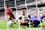 Penjaga gawang Tottenham Hotspur Michael Vorm mencoba meraih bola sebelum terjadi gol kedua Liverpool yang dicetak oleh Roberto Firmino saat pertandingan Liga Inggris di Stadion Wembley, Sabtu (15/9/2018). Liverpool menang 1-2. ANTARA FOTO/Reuters/Dylan Martinez/pras.
