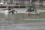 Sejumlah peserta beradu kecepatan saat mengikuti perlombaan balap perahu tradisional (pehchun) di Indramayu, Jawa Barat, Minggu (30/9). Lomba balap Pehchun tersebut merupakan rangkaian dari kegiatan HUT Indramayu. ANTARA JABAR/Dedhez Anggara/agr/18.
