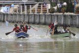 Sejumlah peserta beradu kecepatan saat mengikuti perlombaan balap perahu tradisional (pehchun) di Indramayu, Jawa Barat, Minggu (30/9). Lomba balap Pehchun tersebut merupakan rangkaian dari kegiatan HUT Indramayu. ANTARA JABAR/Dedhez Anggara/agr/18.
