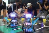 Peserta menjalankan robot rakitannya di arena garis dalam lomba robotika Make X Competition - Science Technology Engineering Art Math (STEAM) di Sekolah Bina Bangsa, Malang, Jawa Timur, Kamis (27/9). Lomba tersebut menilai kemampuan peserta yang terdiri dari siswa SMP dalam merakit robot yang mampu melintasi arena garis dengan sempurna serta memindahkan benda. Antara Jatim/Ari Bowo Sucipto/mas/18.