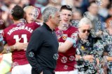 Pelatih Manchester United Jose Mourinho melihat selebrasi pemain West Ham United usai mencetak gol pada pertandingan Liga Inggris di Stadion London, Sabtu (29/9/2018). MU kalah dari tuan rumah dengan skor 3-1. ANTARA FOTO Reuters/Matthew Childs/pras.