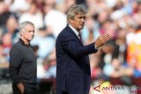     Pelatih West Ham United Manuel Pellegrini dan pelatih Manchester United Jose Mourinho memberikan intruksi pada pertandingan Liga Inggris di Stadion London, Sabtu (29/9/2018). MU kalah dari tuan rumah dengan skor 3-1. ANTARA FOTO Reuters/Matthew Childs/pras.