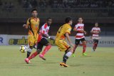 Pesepak bola Madura United (MU) FC Zahrahan  (kedua kiri) berusaha melewati pesepak bola Mitra Kukar Bobby Satria (kedua kanan) dalam lanjutan kompetisi Liga 1 di Stadion Gelora Ratu Pamelingan (SGRP)  Pamekasan, Jawa Timur, Kamis (13/9). MU Mengalahkan Mitra Kukar dengan skor 2-0. Antara Jatim/Saiful Bahri/mas/18.