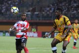 Pesepak bola Madura United (MU) FC Zahrahan  (kiri) berebut bola dengan pesepak bola Mitra Kukar Mauricio Aparecido M (kanan) dalam lanjutan kompetisi Liga 1 di Stadion Gelora Ratu Pamelingan (SGRP)  Pamekasan, Jawa Timur, Kamis (13/9). MU Mengalahkan Mitra Kukar dengan skor 2-0. Antara Jatim/Saiful Bahri/mas/18. 