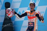     Pebalap MotoGP Spanyol Marc Marquez merayakan kemenangan di podium seusai memenangi balapan di sirkuit Aragon ,Spanyol, Minggu (23/9/20-18). ANTARA FOTO/REUTERS/Heino Kalis/pras.