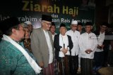 Bakal Calon Wakil Presiden KH Ma'ruf Amin (tengah) berbincang dengan Wakil Rais Aam PBNU KH Miftahul Akhyar (keempat kiri) bersama pengurus NU lainnya saat bersilaturahmi ke kantor PWNU Jawa Timur di Surabaya, Jawa Timur, Senin (3/9). Silaturahmi tersebut dalam rangka memohon dukungan kepada para kyai Jawa Timur atas keputusannya maju sebagai Calon Wakil Presiden, sekaligus berpamitan atas pengunduran dirinya sebagai Rais Aam PBNU. Antara Jatim/Moch Asim/18.