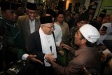 Bakal Calon Wakil Presiden KH Ma'ruf Amin (tengah) bersalaman dengan pengurus NU saat bersilaturahmi ke kantor PWNU Jawa Timur di Surabaya, Jawa Timur, Senin (3/9). Silaturahmi tersebut dalam rangka memohon dukungan kepada para kyai Jawa Timur atas keputusannya maju sebagai Calon Wakil Presiden, sekaligus berpamitan atas pengunduran dirinya sebagai Rais Aam PBNU. Antara Jatim/Moch Asim/18.