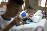 Siswa berkebutuhan khusus melukis batik saat Lomba Keterampilan Siswa Nasional di Lembang, Kabupaten Bandung Barat, Jawa Barat, Kamis (27/9). Kegiatan yang diikuti siswa Sekolah Luar Biasa se Jawa Barat ini bertujuan untuk melatih anak agar dapat mengembangkan potensi dan bakat pada bidang keterampilan untuk mencapai kemandirian. ANTARA JABAR/M Agung Rajasa/agr/18