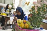 Sejumlah anak berkebutuhan khusus merangkai bunga kombinasi saat Lomba Keterampilan Siswa Nasional di Lembang, Kabupaten Bandung Barat, Jawa Barat, Kamis (27/9). Kegiatan yang diikuti siswa Sekolah Luar Biasa se Jawa Barat ini bertujuan untuk melatih anak agar dapat mengembangkan potensi dan bakat pada bidang keterampilan untuk mencapai kemandirian. ANTARA JABAR/M Agung Rajasa/agr/18
