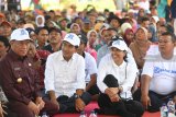 Menteri BUMN Rini Soemarno (kedua kanan) didampingi Direktur Utama BRI Suprajarto (kedua kiri) dan Bupati Lamongan Fadeli (kiri) serta petani bersiap-siap memanen melon saat kunjungan kerja di Lamongan, Jawa Timur, Kamis (27/9). Rini Soemarno mendorong Lamongan untuk memperluas kawasan tanaman melon yang ada di desa tersebut sehingga mengangkat perekonomian kawasan setempat yang sebelumnya dikenal kering. Antara Jatim/Zabur Karuru/18