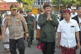 Menteri Koordinator bidang Kemaritiman Luhut B. Pandjaitan (tengah) berjalan bersama Kapolda Bali, Irjen Pol Petrus Reinhard Golose (kiri) dan Gubernur Bali I Wayan Koster (kanan) saat menghadiri doa bersama menyambut pertemuan IMF-WB di halaman Monumen Bajra Sandhi, Denpasar, Jumat (28/9). Kegiatan yang dihadiri masyarakat dari lintas agama tersebut untuk menyambut, mendoakan dan mendeklarasikan komitmen dukungan masyarakat Bali untuk kelancaran pertemuan tahunan IMF-WB tersebut. Antaranews Bali/Nyoman Budhiana/18.