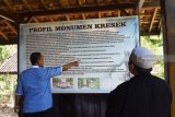 Pengunjung mengamati profil Monumen Korban Keganasan PKI 1948 di Kresek, Kabupaten Madiun, Jawa Timur, Senin (17/9). Di lokasi tersebut anggota PKI membunuh secara kejam 17 orang tokoh pada saat terjadi pemberontakan PKI di Madiun pimpinan Muso pada 1948. Antara Jatim/Foto/Siswowidodo/zk/18