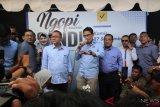 Calon wakil presiden nomor urut 2 Sandiaga Salahuddin Uno (tengah) bersama Ketua Umum PAN sekaligus Ketua MPR Zulkifli Hasan (kelima kiri) berdialog bersama warga saat acara Ngopi Bareng Sandi di Surabaya, Jawa Timur, Kamis (27/9/2018). Pada kesempatan itu Sandiaga Uno berjanji akan melakukan perbaikan ekonomi dan menyerap aspirasi dari generasi milenial. ANTARA FOTO/Moch Asim/pras.