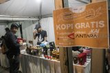 Pengunjung dan Penumpang menikmati kopi gratis yang disediakan pada acara Ngopi Bareng KAI di Stasiun Bandung, Jawa Barat, Senin (10/9). Kegiatan yang dilaksanakan untuk menyambut peringatan ulang tahun ke-73 Kereta Api Indonesia tersebut berkerjasama Komunitas Kopi Nusantara sebagai bentuk pelayanan pada pengguna jasa Kereta serta pengenalan produk kopi Nusantara. ANTARA JABAR/Novrian Arbi/agr/18
