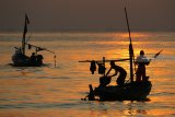 Nelayan berangkat melaut, di Pantai Kenjeran, Surabaya, Jawa Timur, Senin (17/9). Berdasarkan data Badan Pusat Statistik (BPS) Provinsi Jawa Timur, Nilai Tukar Nelayan (NTN) Jawa Timur bulan Agustus 2018 naik 2,04 persen dari 127,78 di bulan Juli 2018 menjadi 130,39 di bulan Agustus 2018. Antara Jatim/Didik Suhartono/zk/18