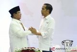   Calon Presiden Joko Widodo (kanan) dan Prabowo Subianto (kiri) berjabat tangan usai pengundian nomor urut Pemilu Presiden 2019 di Jakarta, Jumat (21/9). Pasangan calon Presiden dan Wapres Joko Widodo-Ma'ruf Amin mendapatkan nomor urut 01, dan Prabowo Subianto-Sandiaga Uno mendapat nomor urut 02. ANTARA FOTO/Puspa Perwitasari/kye