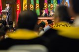 Menteri Komunikasi dan Informatika Rudiantara menyampaikan orasi ilmiah saat Dies Natalis ke-61 Universitas Padjadjaran, Bandung, Jawa Barat, Selasa (18/9). Rudiantara dalam orasi ilmiahnya menyatakan optimasi teknologi informasi dan komunikasi serta pengembangan ekosistem ekonomi digital adalah kunci untuk mewujudkan ekonomi bangsa menuju jajaran lima besar ekonomi dunia. ANTARA JABAR/M Agung Rajasa/agr/18.