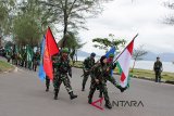 Anggota Komando Wanita Angkatan Laut (Kowal), Serda Rini (tengah) bersama prajurit TNI membawa bendera melintasi kawasan wisata saat memasuki Kota Sabang, Aceh, Jumat (28/9). Pelepasan bendera dari Tugu Kilometer Nol, Sabang itu akan dibawa secara estafet dan berakhir di Kabupaten Merauke, provinsi Papua dalam rangkaian kegiatan memperingati HUT ke-73 TNI. (Antara Aceh/Ampelsa/18)