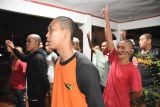 Sejumlah Pekerja Migran Indonesia (PMI) berbaris untuk didata oleh petugas BP3TKI saat tiba di Dinas Sosial Provinsi Kalbar di Pontianak, Rabu (6/9) malam. BP3TKI Pontianak bersama P4TKI Entikong mencatat ada 45 PMI bermasalah yang dipulangkan Pemerintah Malaysia melalui PLBN Entikong, karena tidak memiliki ijin kerja dan paspor. ANTARA FOTO/Reza Novriandi/jhw/18