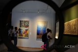 Pelajar mengamati sejumlah karya seni yang dipajang pada Pameran Karya Pilihan Koleksi Galeri Nasional Indonesia (GNI) dan Karya Perupa Aceh di Taman Budaya, Banda Aceh, Selasa (25/9). Pameran karya seni pelukis nasional dan pelukis Aceh yang memamerkan sebanyak 50 karya seni dari cat akrilik pada kanvas, postel pada kanvas, batik pada kain dengan tema Serambi Seni itu berlangsung tanggal 25 hingga 30 September.  (Antara Aceh/Ampelsa/18)